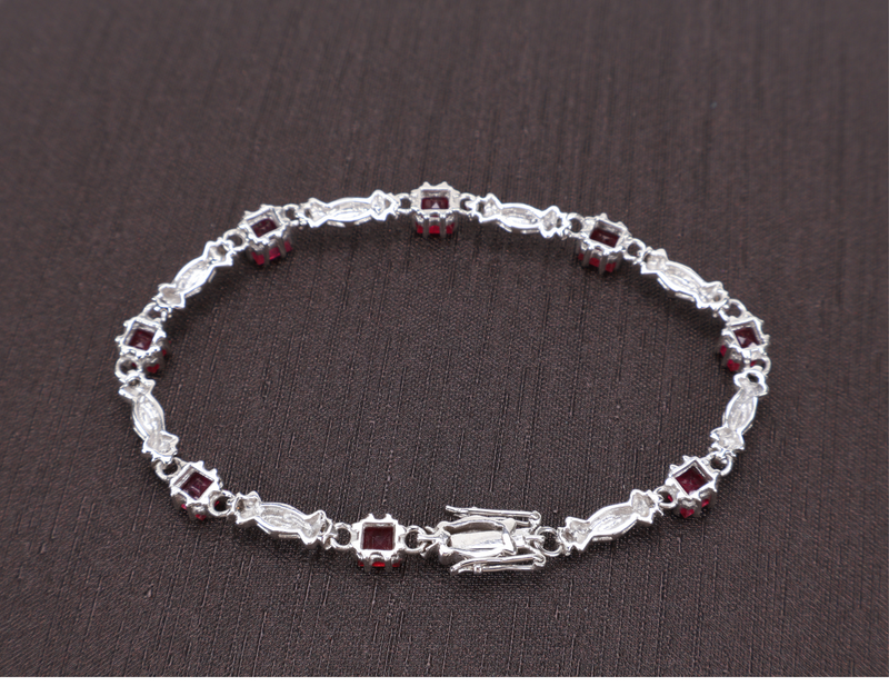 9 KARAT WG BRACELET WITH BOX
