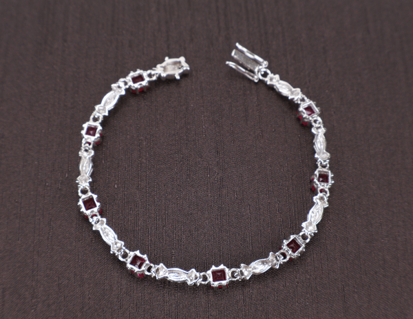 9 KARAT WG BRACELET WITH BOX