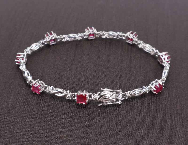 9 KARAT WG BRACELET WITH BOX