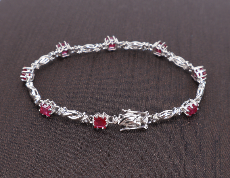 9 KARAT WG BRACELET WITH BOX