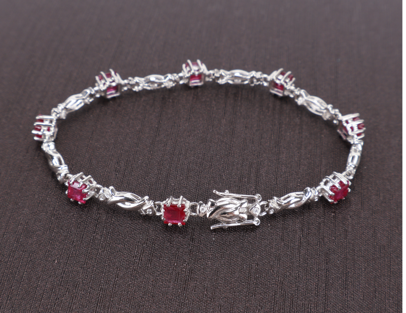 9 KARAT WG BRACELET WITH BOX