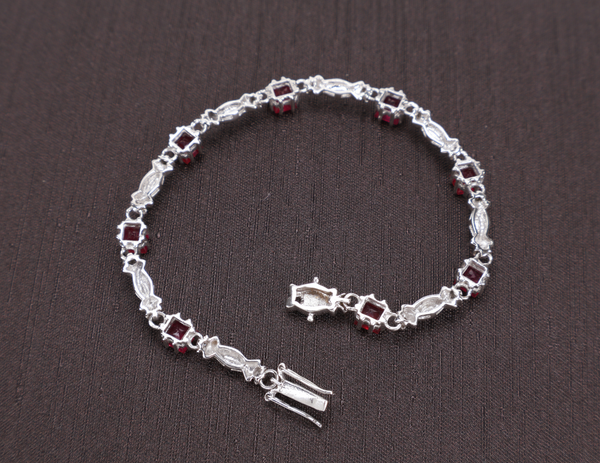 9 KARAT WG BRACELET WITH BOX