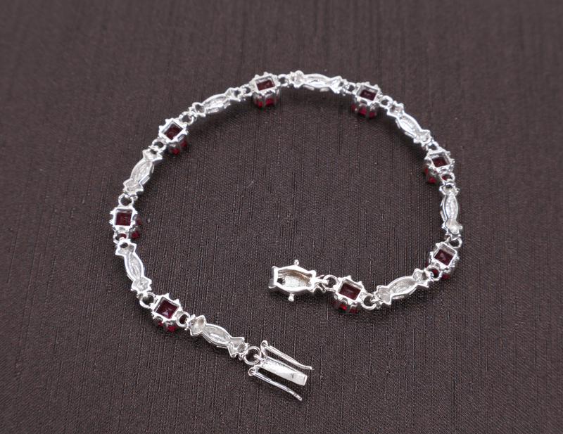 9 KARAT WG BRACELET WITH BOX