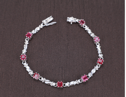 9 KARAT WG BRACELET WITH BOX