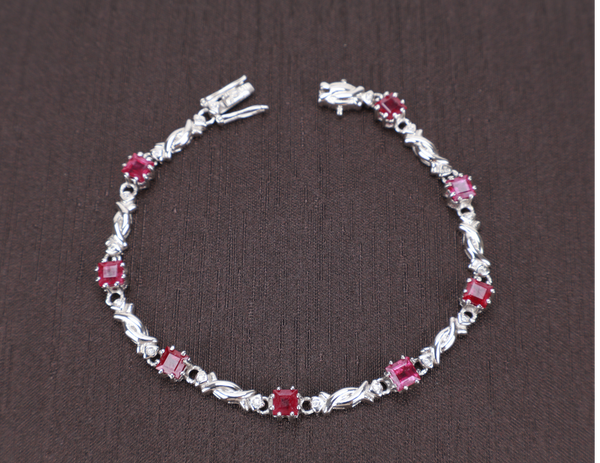 9 KARAT WG BRACELET WITH BOX
