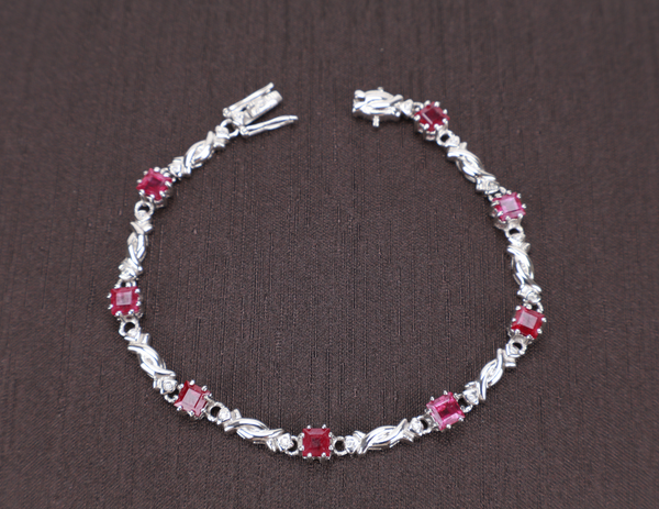 9 KARAT WG BRACELET WITH BOX