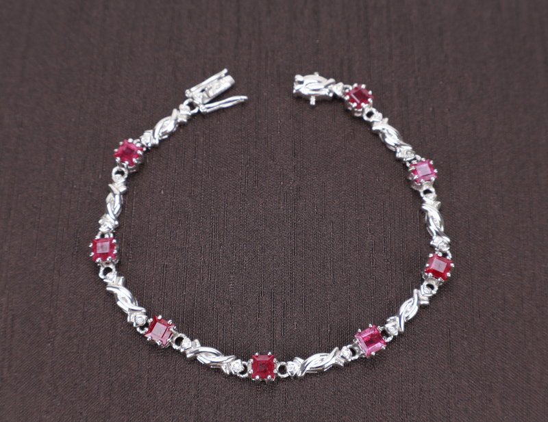 9 KARAT WG BRACELET WITH BOX