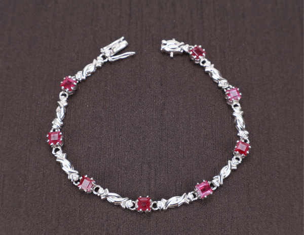 9 KARAT WG BRACELET WITH BOX
