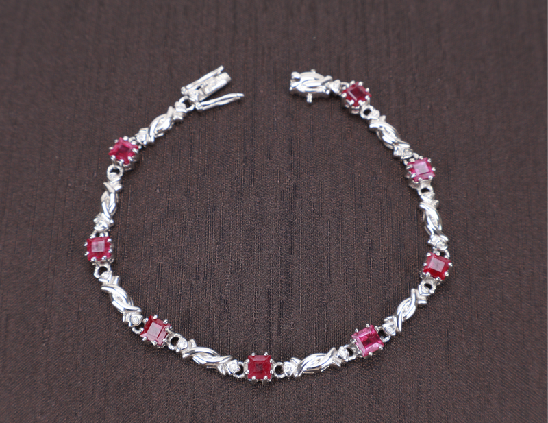 9 KARAT WG BRACELET WITH BOX