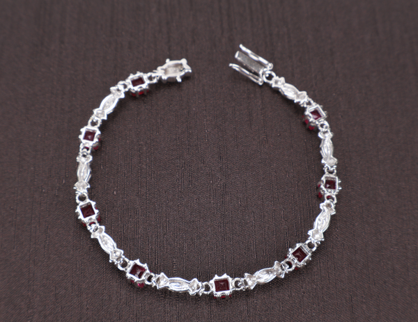 9 KARAT WG BRACELET WITH BOX