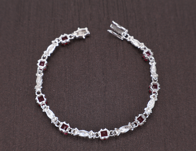 9 KARAT WG BRACELET WITH BOX