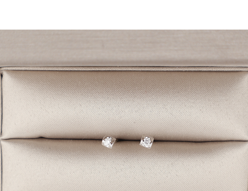 18K WG EARRINGS WITH DIAMOND 0.8G WITH BOX