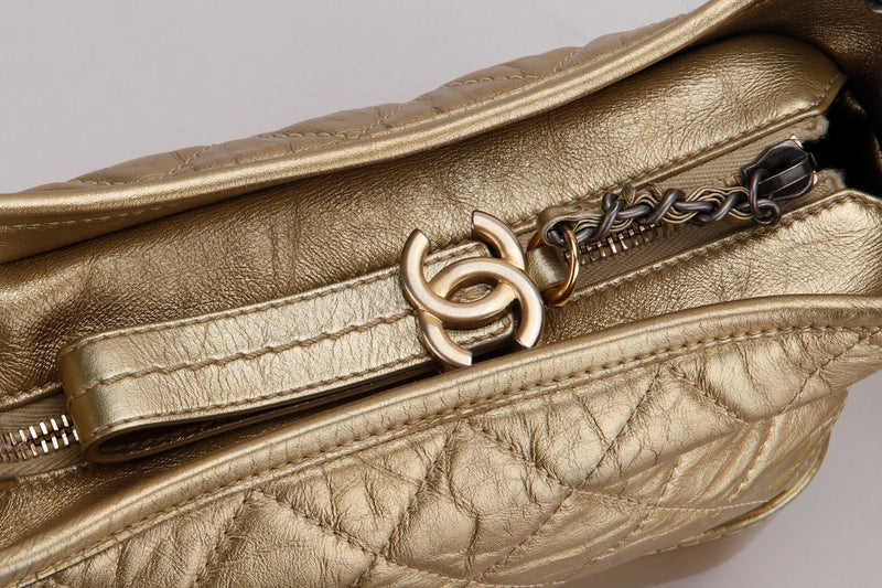 LA LUNE] Second-hand Chanel black caviar cross-body shoulder bag mid-length  clip handbag side - Shop LA LUNE Vintage: Antiques from Japan Messenger Bags  & Sling Bags - Pinkoi