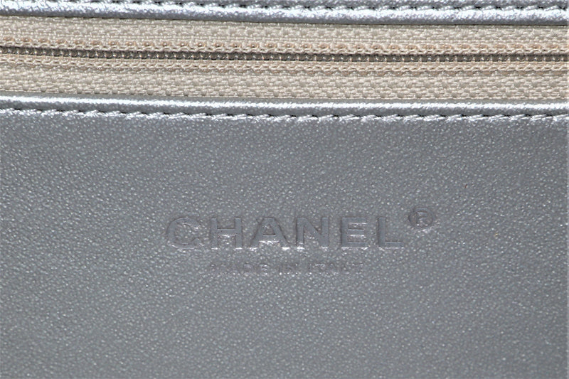 CHANEL VANITY CASE 20CM (2479xxxx) METALLIC SILVER CAVIAR LEATHER, WITH CARD & BOX, NO DUST COVER