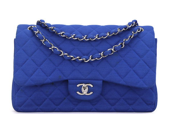 Lovely Chanel Timeless bag in sky blue quilted jersey, Garniture en métal  argenté Light blue Cotton ref.362698 - Joli Closet