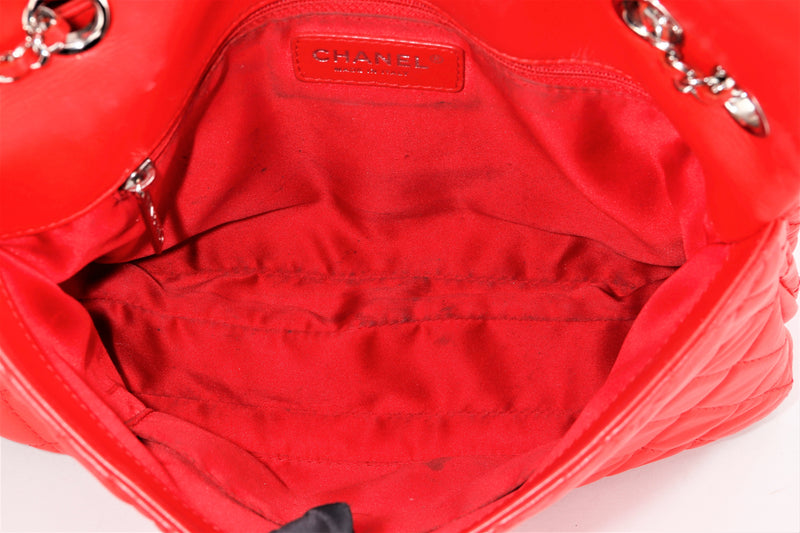 Chanel 2009 Red Caviar Jumbo Classic Flap Bag GHW Single 67066 For Sale at  1stDibs