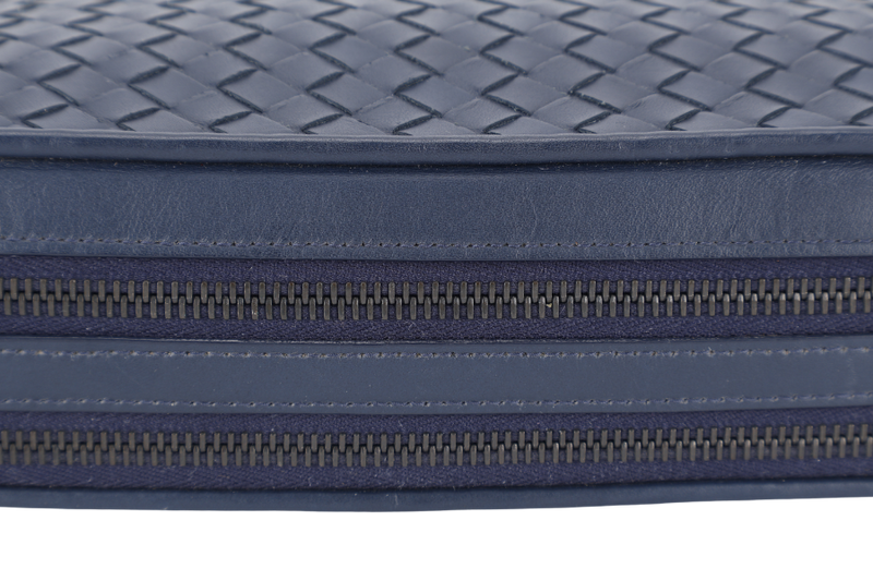 BOTTEGA VENETA WRISTLET CLUTCH BLUE INTRECIATO LEATHER BLACK HARDWARE NO DUST COVER