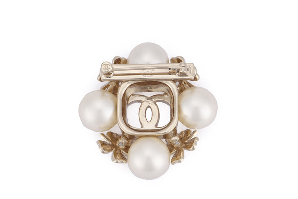 CHANEL BROOCH 3.5 X 3.5CM FOUR FAUX PEARL & 4 CLOVERS LIGHT GOLD PLATED, WITH BOX
