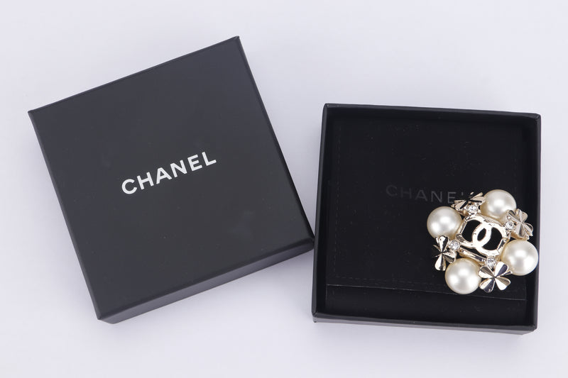 chanel brooch 3.5 x 3.5 cm four faux pearl & 4 clovers light gold plated,  with box