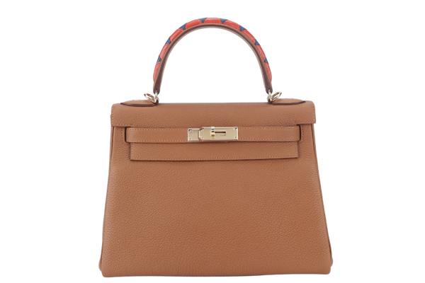 HERMES KELLY 28 HSS GALLOP STAMP D (YEAR 2020) GOLD TOGO CAPUCINES, SAPPHIRE HANDLE IN CHEVRE, SWIFT LIGHT GOLD HARDWARE WITH LOCK. KEYS, RAINCOAT AND DUST COVER