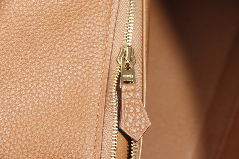 HERMES KELLY 28 HSS GALLOP STAMP D (YEAR 2020) GOLD TOGO CAPUCINES, SAPPHIRE HANDLE IN CHEVRE, SWIFT LIGHT GOLD HARDWARE WITH LOCK. KEYS, RAINCOAT AND DUST COVER