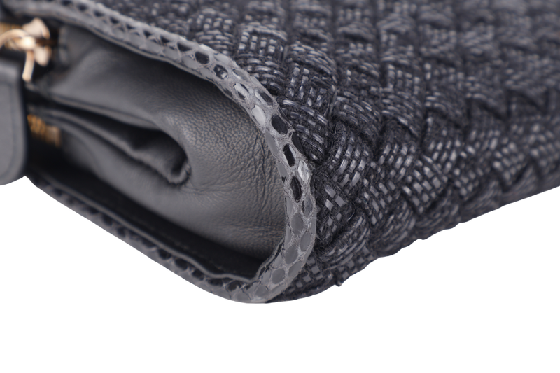BOTTEGA VENETA CLUTCH WITH SNAKESKIN TRIMMING BLACK INTRECCIATO WOVEN RAFFIA GOLD HARDWARE WITH DUST COVER