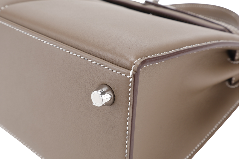 HERMES KELLY 25 PADDED SELLIER STAMP U (YEAR 2022) ETOUPE SWIFT LEATHER SILVER HARDWARE WITH STRAP, KEYS, LOCK AND DUST COVER