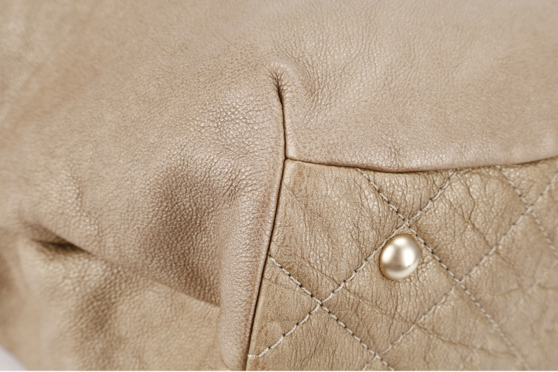 CHANEL METALLIC GOLD CAVIAR SHOULDER BAG (1756xxxx) WITH CARD NO DUST COVER