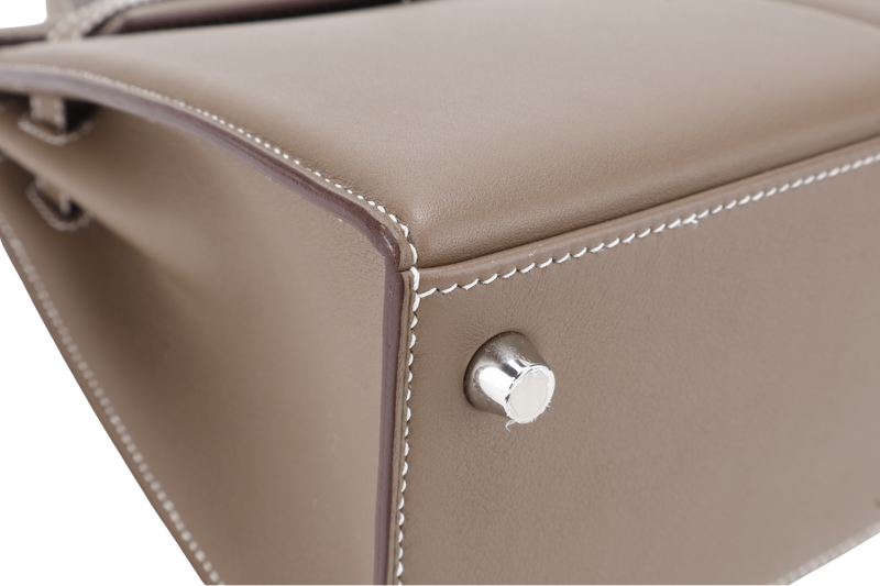 HERMES KELLY 25 PADDED SELLIER STAMP U (YEAR 2022) ETOUPE SWIFT LEATHER SILVER HARDWARE WITH STRAP, KEYS, LOCK AND DUST COVER