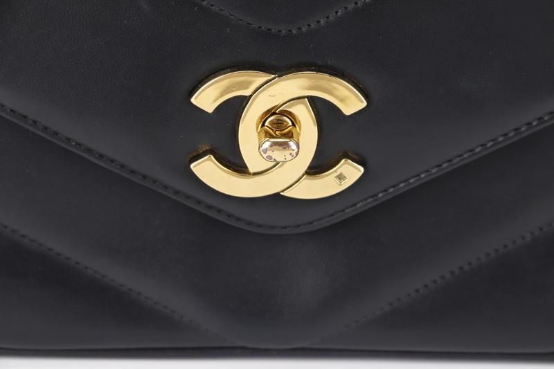 CHANEL VINTAGE CHEVRON FLAP (335xxxx) MEDIUM BLACK LAMBSKIN LEATHER GOLD HARDWARE NO DUST COVER