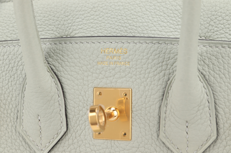 HERMES BIRKIN 25 GRIS NEVE TOGO GOLD HARDWARE STAMP B (YEAR 2023) WITH KEYS, LOCK, RAINCOAT AND DUST COVER