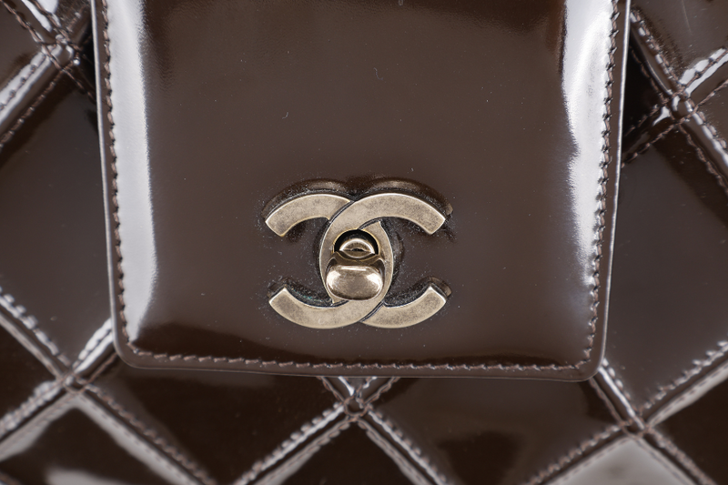 CHANEL DARK BROWN PATENT QUILTED SHOULDER BAG RUTHENIUM HARDWARE (616xxxx) WITH CARD AND BOX