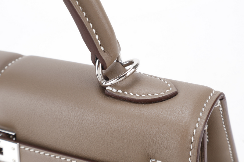 HERMES KELLY 25 PADDED SELLIER STAMP U (YEAR 2022) ETOUPE SWIFT LEATHER SILVER HARDWARE WITH STRAP, KEYS, LOCK AND DUST COVER