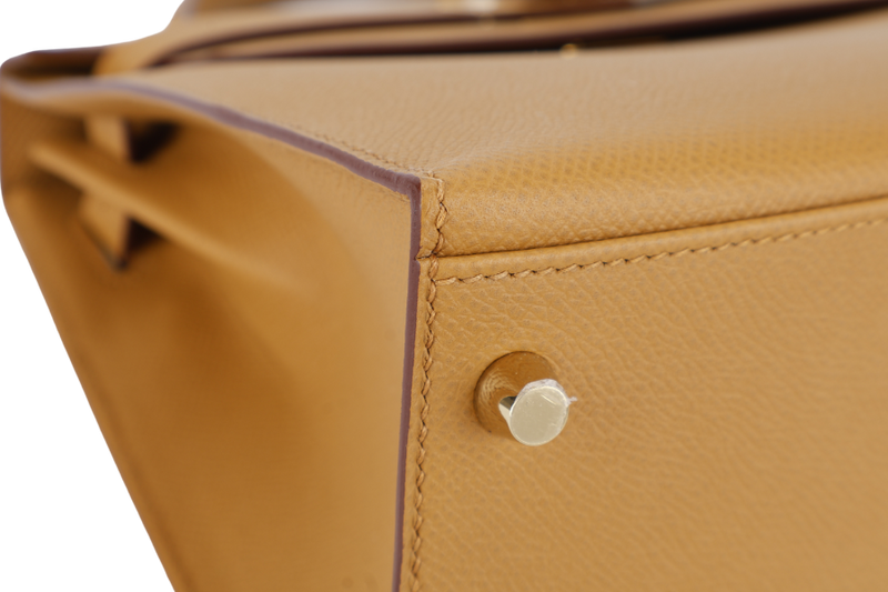 HERMES KELLY 28 SELLIER SESAME EPSOM GOLD HARDWARE STAMP Y (2020) WITH DUST COVER, LOCK, KEYS, RAINCOAT AND STRAPS