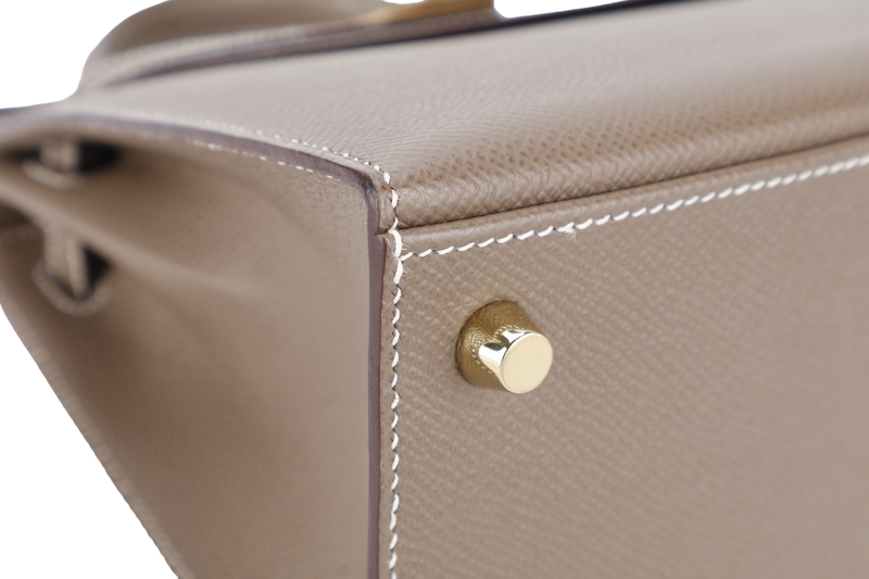 HERMES KELLY 25 SELLIER ETOUPE-BLUE ELECTRIQUE EPSOM, BRUSHED GOLD HARDWARE STAMP C (2018) WITH DUST COVER, LOCK, KEYS AND RAINCOAT