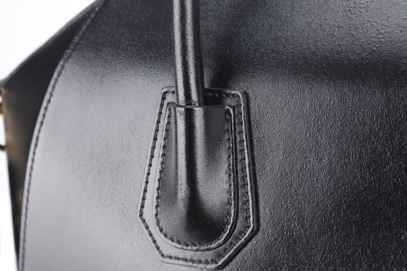 GIVENCHY ANTIGONA MEDIUM BLACK LEATHER GOLD HARDWARE WITH DUST COVER