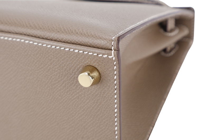 HERMES KELLY 25 SELLIER ETOUPE-BLUE ELECTRIQUE EPSOM, BRUSHED GOLD HARDWARE STAMP C (2018) WITH DUST COVER, LOCK, KEYS AND RAINCOAT