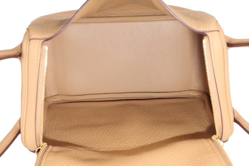 HERMES LINDY 26 BISCUIT CLEMENCE LEATHER GOLD HARDWARE STAMP B (YEAR 2023) WITH DUST COVER