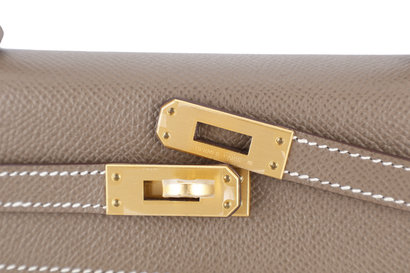 HERMES KELLY 25 SELLIER ETOUPE-BLUE ELECTRIQUE EPSOM, BRUSHED GOLD HARDWARE STAMP C (2018) WITH DUST COVER, LOCK, KEYS AND RAINCOAT