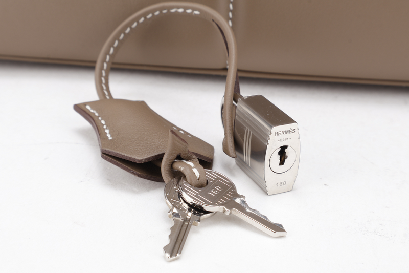 HERMES KELLY 25 PADDED SELLIER STAMP U (YEAR 2022) ETOUPE SWIFT LEATHER SILVER HARDWARE WITH STRAP, KEYS, LOCK AND DUST COVER