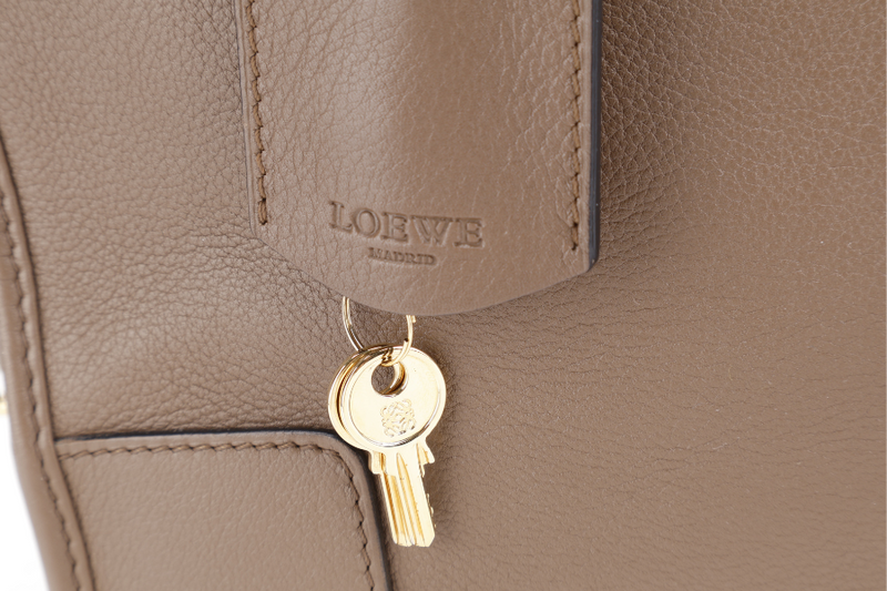 LOEWE AMAZONIA LARGE BROWN SMOOTH CALF LEATHER WITH KEYS AND LOCK