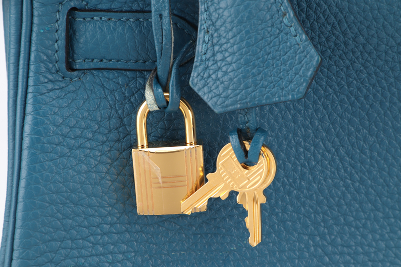 HERMES KELLY 28 BLUE COLVERT TOGO GOLD HARDWARE STAMP Q (YEAR 2013) WITH KEYS, LOCK, STRAPS AND DUST COVER
