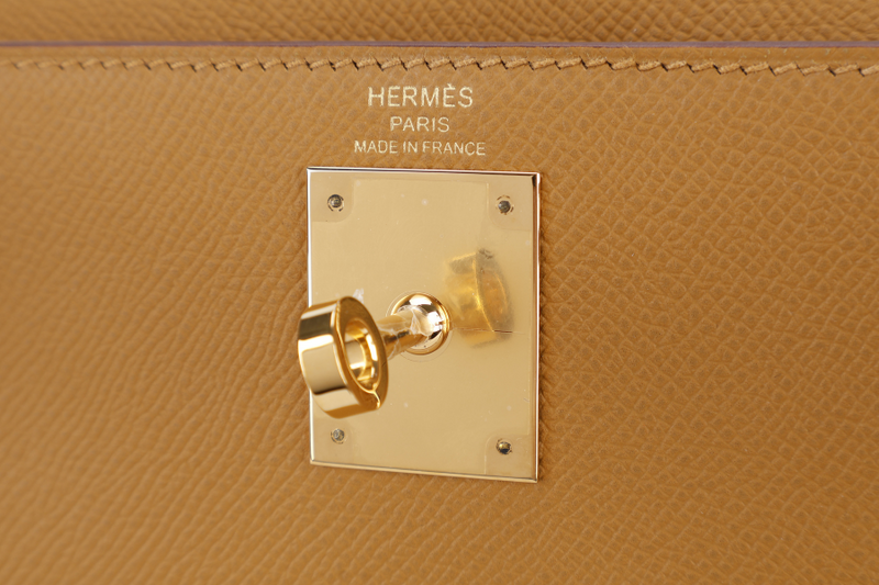 HERMES KELLY 28 SELLIER SESAME EPSOM GOLD HARDWARE STAMP Y (2020) WITH DUST COVER, LOCK, KEYS, RAINCOAT AND STRAPS