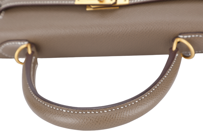 HERMES KELLY 25 SELLIER ETOUPE-BLUE ELECTRIQUE EPSOM, BRUSHED GOLD HARDWARE STAMP C (2018) WITH DUST COVER, LOCK, KEYS AND RAINCOAT