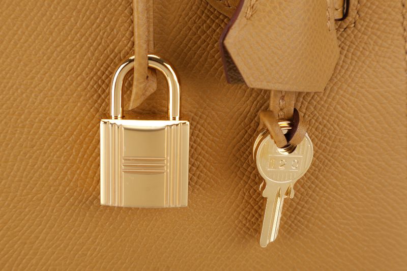 HERMES KELLY 28 SELLIER SESAME EPSOM GOLD HARDWARE STAMP Y (2020) WITH DUST COVER, LOCK, KEYS, RAINCOAT AND STRAPS