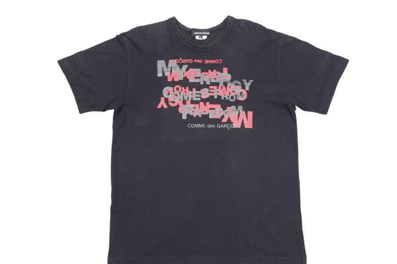 COMME DES GARCONS T SHIRT MY ENERGY COMES FROM FREEDOM SIZE L BLACK & PINKK