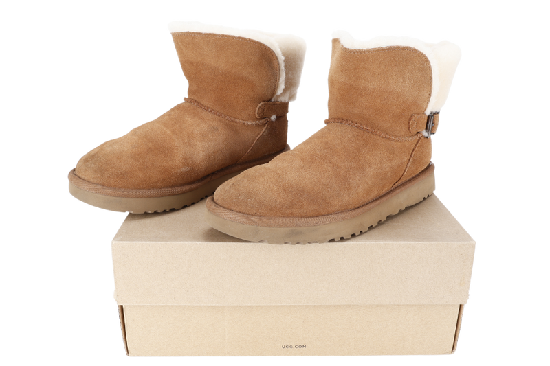UGG KAREL CLASSIC BOOTS WOMEN SIZE 9 US WITH BOX