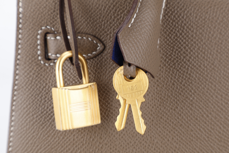 HERMES KELLY 25 SELLIER ETOUPE-BLUE ELECTRIQUE EPSOM, BRUSHED GOLD HARDWARE STAMP C (2018) WITH DUST COVER, LOCK, KEYS AND RAINCOAT