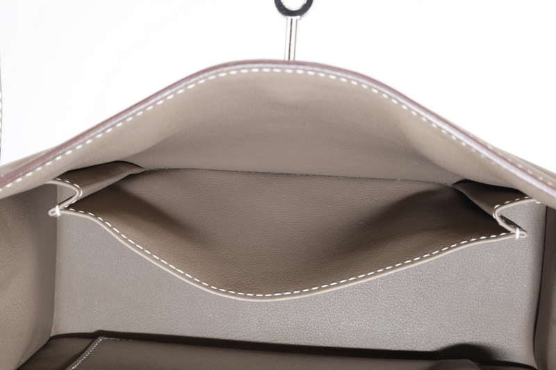 HERMES KELLY 25 PADDED SELLIER STAMP U (YEAR 2022) ETOUPE SWIFT LEATHER SILVER HARDWARE WITH STRAP, KEYS, LOCK AND DUST COVER