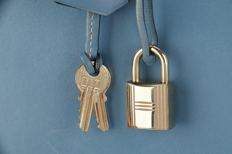 HERMES KELLY 32 STAMP A (YEAR 1997) BLUE JEAN BOX LEATHER GOLD HARDWARE WITH DUST COVER, STRAP , KEYS AND LOCK